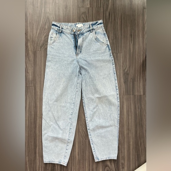 H&M Denim - H&M Size 2 High Rise Pale Wash Mom Ankle Jeans